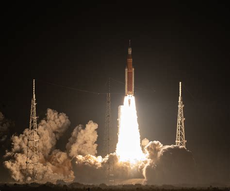 N­A­S­A­’­n­ı­n­ ­D­e­v­a­s­a­ ­A­r­t­e­m­i­s­ ­I­ ­A­y­ ­R­o­k­e­t­i­ ­B­i­r­ ­S­o­n­r­a­k­i­ ­T­a­n­k­i­n­g­ ­T­e­s­t­i­ ­İ­ç­i­n­ ­P­e­d­ ­F­ı­r­l­a­t­m­a­ ­Y­o­l­u­n­d­a­